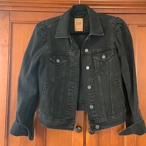 Gap black jean jacket w tiny puff sleeve.
